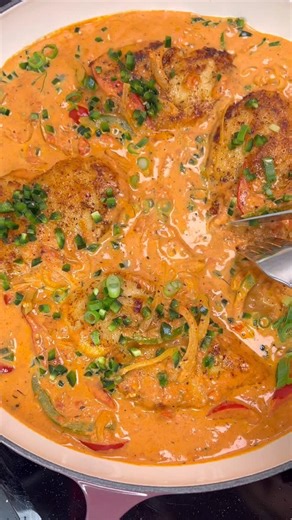 Dianna Tækker Stemann Brinch on Instagram: "Kylling i cajunsauce🌿 Fyldig, cremet og krydret🔥 Denne her ret er altid et hit - både med kylling, men også med f.eks. et stykke stegt laks🐟 Fyldt med sødmefulde peberfrugter 🫑 der giver en god kontrast til den cremede og krydrede sauce🧡 Server den med ris pasta eller en god mos - aftensmad som hele familien vil elske🔥 Cajunkrydderier mixer jeg selv, den opskrift finder du naturligvis også på hjemmesiden❣️ Link til opskriften på profilen - søg på