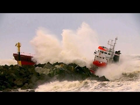 Sturm schmettert Frachter an Atlantikküste