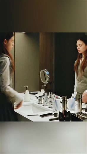 Oglinda stranie ascundea un alt suflet!#movie #film #movierecap #foryou #viral