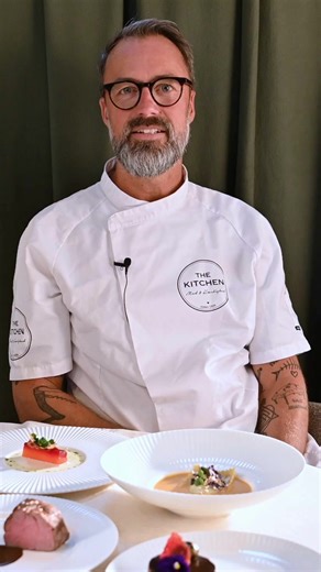 Skal du stå for nytårsmaden? 👨🏻‍🍳 Drop stressen i køkkenet og nyd en eksklusiv 3-retters nytårsmenu fra The Kitchen 🍽️ Forkæl gæsterne med jomfruhummerbisque, oksetournedos og chokolademoussekage – alt leveret som et nemt samlesæt, klar til servering hjemme hos dig. ⏱️ Sidste bestilling: 29. december kl. 15.00 👉 Bestil årets nytårsmenu fra The Kitchen. | thekitchen.dk