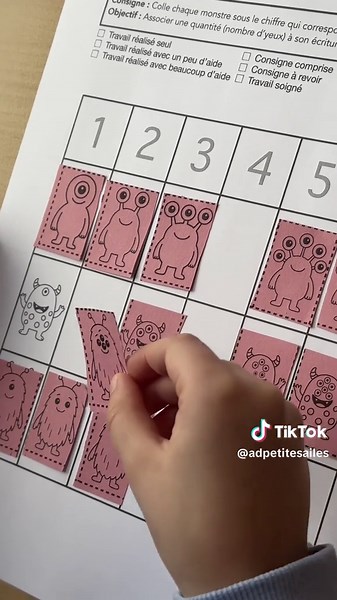 Aujourd’hui je vous montre une fiche que j’ai proposée en début de semaine pour travailler le tableau à double entrée et les quantités. Chaque colonne correspond à un nombre d’yeux, et chaque ligne représente un type de monstre : poilu, avec antennes ou avec taches. L’enfant découpe les étiquettes, observe la famille du monstre, compte les yeux et place chaque étiquette dans la bonne case de la grille. Un atelier structurant pour associer quantité et écriture chiffrée. » #maternelle #ateliersmat