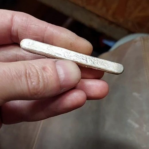 Goldsmith Unique Jewelry on Instagram: "Here comes the chain! . . . . #makingjewelry #jewelrytutorial #jewelrymaking #silversmithing #processofcreation @metalsmithsociety #handmadejewellery #jewelryclass #tipsandtricks #jewelleratwork #silverchain #contemporaryjewelry #jewelrycreation #jewelrymanufacturing #jewelrydesign #howitsmade #silversmithy #silversmed #silverworkshop #atthebench #education #handcraftingjewelry #onmybench #keeplearning @jewelrytipsrepost @lifeupnorthsweden"