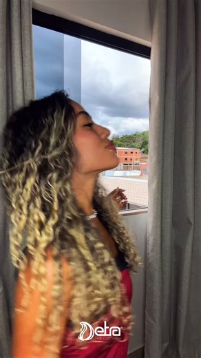 Detra- Sua marca de Cosméticos favorita! on Instagram: "“meu Deus… olha ESSE cabelo” 😅 Calma. Respira. Que eu resolvo. Primeira coisa: lavagem com a nova linha de Tutano da Detra ✨ E olha isso… cabelo hidratado, macio, com aquele toque gostoso que você sente na hora. Não é mágica, é cuidado bem feito. Às vezes o cabelo só precisa do produto certo pra voltar ao eixo.. igual a gente 💁‍♀️💖 E aí… já posso mandar um kit desses direto pra sua casa ou ainda vai fingir que não precisa? #brilho #detra