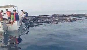 134K views · 1K reactions | UNOM PATAY A fishing boat caught fire in the waters off City of Naga, Cebu, at around 8 p.m. on Wednesday, June 5, 2024, killing six of the 12 crew members, all from Masbate. | via DVG/Video courtesy of Brigada Jona | SunStar Cebu | Facebook