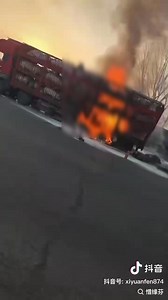On the morning of January 23, 2026, a large truck loaded with live pigs was parked on the side of Provincial Highway 231 in Baofeng County, Pingdingshan City, Henan Province, China. The rear of the truck was engulfed in flames, billowing thick black smoke, and some pigs had fallen to the ground. An eyewitness told a reporter from Jimu News that around 8 a.m. on the 23rd, when she passed by, the fire was raging, and the live pigs on the truck were screaming from the heat. Then two fire trucks arr