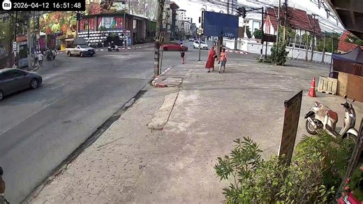 ถ้าไม่มีเสาไฟฟ้ารับเคราะห์ไปก่อนกูว่า นทท สองคนที่เดินอยู่รับเต็มๆ