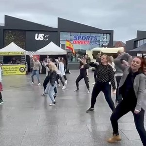 ⚡𝐅𝐋𝐀𝐒𝐇 𝐌𝐎𝐁⚡ The cast of KMTC's Rock of Ages broke out into dance at Barons Quay last weekend! Watch their amazing performance 👇 | Northwich and Winsford Guardian