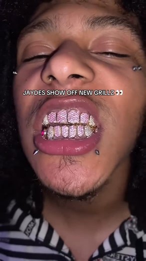 TRIPLESEVEN UNDERGROUND on Instagram: "Diamond grills straight outta jail 🔥 Jaydes seen flexing his new grillz that he recently acquired! Follow @triplesevenofficial for more rap content! #jaydes #jaydeschrist #undergroundrap #vvsdiamonds"