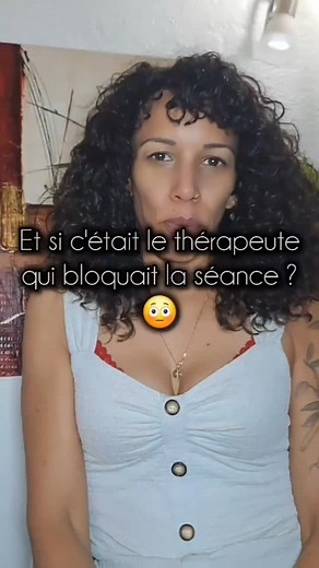 Et si ce n’était pas le patient… mais le thérapeute qui bloquait la séance ? 🌿 Le contre-transfert, c’est ce moment où le thérapeute croit écouter… mais où son propre système nerveux s’active. Une émotion, une posture, un mot du patient réveille quelque chose d’ancien. Le corps se souvient, avant même que la conscience ne s’en rende compte. 🧠 Le contre-transfert, ce n’est pas une erreur, ni un manque de professionnalisme. C’est un signal d’alerte : une part du thérapeute qui entre en résonance