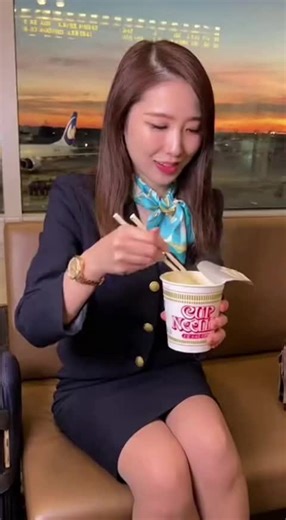 美人キャビンアテンダントとカップヌードル✨