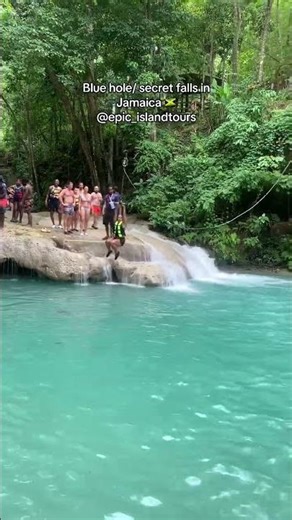 Blue hole/secret falls in Jamaica 🇯🇲