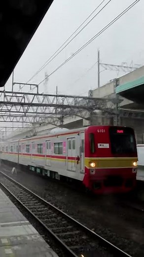 Kereta KRL Menembus Derasnya Hujan di Stasiun Manggarai #Shorts