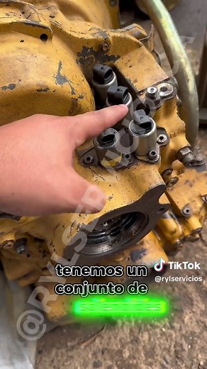 Te enseño el paso a paso del cambio de transmisión de una retroexcavadora John Deere 310J al de una 310G🚜 Como saben, la serie J da muchos problemas por su transmisión, una de las soluciones es migrar a una transmisión de 310G, la cual es de mejor calidad y durabilidad. Acá te resumo parte del proceso o más específicamente el paso a paso💪🏻 No dejes de ver y compartir para que todo el que tenga una 310J no tire la toalla 😅 #jonhdeere #caterpillar #🚜 #maquinariapesada #venezuela #tallermecani