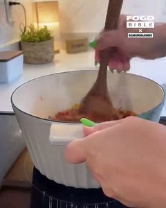 You'll probably never eat spaghetti any other way after you try alfredo spaghetti 🍝🥘 | FOODbible