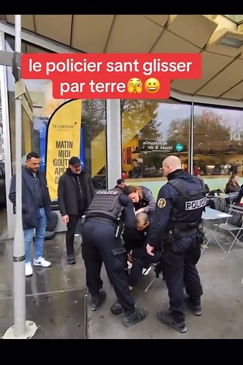 85K views · 689 reactions | #Paris #Police #Solidarité #CoursePoursuite #MondeEnDirect À Paris, lors d’une course-poursuite, un policier a lourdement chuté et s’est blessé à la cheville. Des passants et commerçants ont immédiatement apporté leur aide en fournissant chaises, bouteilles d’eau et soutien aux forces de l’ordre. La scène a été filmée par plusieurs témoins. | Mondeendirect | Facebook