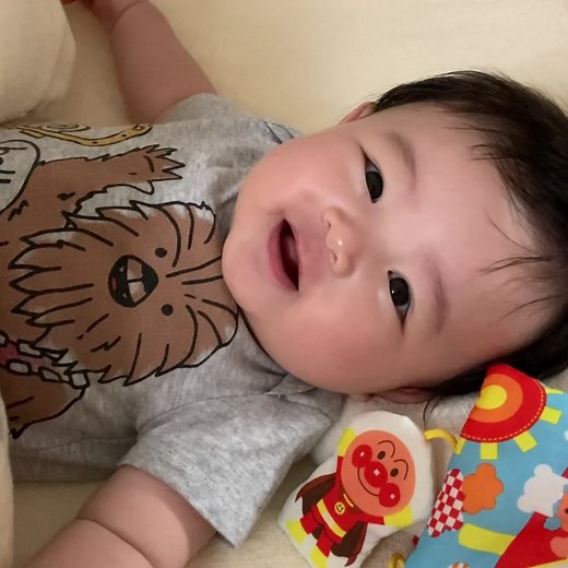 寝起きでぐずってたのに目が合ったら笑ってくれる🥺#赤ちゃん #生後6ヶ月 #寝起き