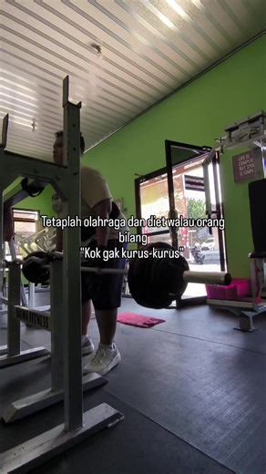 Turun berat badan itu bukan soal diet ekstrem atau kelaparan tiap hari. Yang penting konsisten dan masuk akal 👌 Aku mulai dari hal-hal sederhana: ⏰ Intermittent fasting 16 jam, jam makan 8 jam 🏋️ Angkat beban rutin 3–4x seminggu 🍚 Nasi tetap makan, tapi cukup 1 centong per sekali makan 🥦 Perbanyak sayur, dan pastikan selalu ada protein di tiap makan 🚫 Stop gula tambahan 🫗 Kurangi minyak, lemak, dan santan 🍪 Stop camilan gak penting Kalau memang banget pengen nyemil? Pilih pepaya, semangka