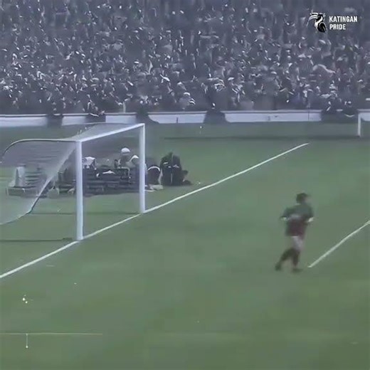 Prime Tommy Lawrence “The Flying Pig” in 1965 #footballhistory #football #shortfootball