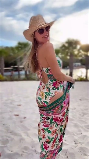 Resort style 🌺☀️🌴 this is the most gorgeous one piece bathing suit with matching sarong