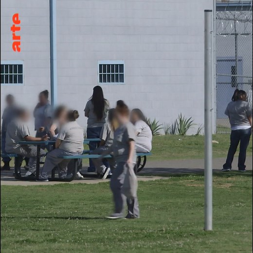🇺🇸 ♀ Au début des années 80, les Etats-Unis comptaient moins de 25 000 femmes en prison. 40 ans plus tard, elles sont plus de 230 000. Comment expliquer une si forte hausse ? Quid des conséquences sociales d’un tel phénomène ? Reportage en Oklahoma ⬇ | ARTE Info
