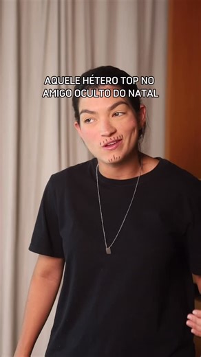 Lara Santana on Instagram: "A enteada da Tia Patrícia vendo esse Natal 🤡 Como toda família brasileira tem seu amigo oculto, na família do Cadu não poderia ser diferente! E é claro que o querido já foi logo no @ifoodbrasil pra garantir o seu presente! Poderia ter já pedido sua marmita pronta e não ter dado trabalho pra mãe? Poderia… mas aí não seria o Cadu, né? 🙂‍↔ #PedeiFoodJá *publicidade"