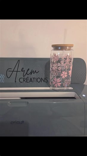 ✨ Comment faire durer le vinyl sur vos mugs & tasses ✨ 🧼 Étape 1 : Choisir le bon vinyl Utilisez un vinyl permanent et de bonne qualité. Perso, j’adore les vinyls Cricut : fiables et résistants dans le temps. 🧴 Étape 2 : Nettoyer la surface Avant la pose, nettoyez toujours avec de l’alcool. Même un support “propre” peut garder des traces invisibles qui empêchent une bonne adhérence. 📐 Étape 3 : Bien appliquer le vinyl Assurez-vous qu’il soit bien à plat et appuyez fermement. Raclette ou pouce