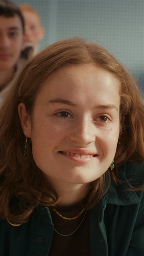 𝐃𝐑𝐄𝐀𝐌𝐒 / 𝑒𝑠𝑡𝑟𝑒𝑖𝑎 𝑎 27 𝑛𝑜𝑣𝑒𝑚𝑏𝑟𝑜 Johanne apaixona-se perdidamente pela sua professora. É a sua primeira paixão e, numa tentativa de preservar esse sentimento, ela escreve tudo o que vive. Quando a sua mãe e a sua avó leem o que escreveu, a primeira reação é de choque com as descrições íntimas, mas depois ficam cativadas pelas qualidades literárias. ✴ Urso de Ouro, Festival de Berlim 2025 Dreams é a segunda parte da trilogia 𝐒𝐞𝐱 𝐃𝐫𝐞𝐚𝐦𝐬 𝐋𝐨𝐯𝐞 realizada por 𝐃𝐚𝐠 𝐉