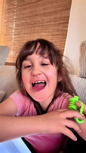 Musica per le mie orecchie 💜 qualcuno potrà dire é un male mischiare diverse lingue, a me non interessa, potrebbe parlare anche in aramaico antico che sarei felice allo stesso modo. L’importante é che parli, perché abbiamo aspettato e lavorato tanto per questo momento💜 #chargesyndrome #guerrieraviola💜