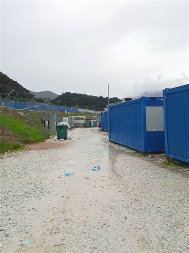 Είμαι μετανάστης. Αυτή τη στιγμή βρίσκομαι στο καμπ Κελέντι στην πόλη της Θεσσαλονίκης στην Ελλάδα. Μας κρατούν εδώ τους τελευταίους έξι μήνες. Πολλοί από εμάς βρισκόμαστε σε μεγάλο κίνδυνο εδώ. Θέλουμε να έρθετε εσείς οι δημοσιογράφοι και να το αναδείξετε αυτό. Αυτό είναι το αίτημά μας προς εσάς. Πιστέψτε μας, βρισκόμαστε σε πολύ επικίνδυνη κατάσταση.#😭😭🙏😭😭