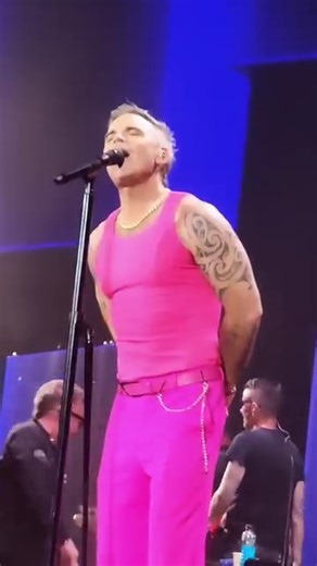 🎸✨ WONDERWALL in Barcelona! Robbie Williams just gave us goosebumps at RCDE Stadium 😍 He surprised the crowd and serenaded the crowd with an emotional rendition of “Wonderwall” as a tribute to Oasis, celebrating the iconic band’s comeback after 16 years. Britpop magic in the air ✨ Robbie said it best: “Today was gonna be the day.." 🎶 The crowd? Singing every word. Arms in the air. A whole stadium lit up! Barcelona, you were LOUD and PROUD 🇪🇸🙌🏼 Who else felt that 90s energy? Britpop is off