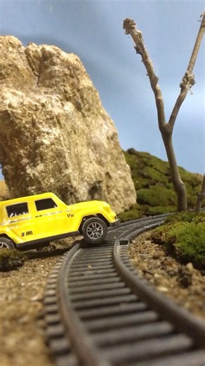 TRAIN VS JEEP HAZARD 🚂 💥 🚙