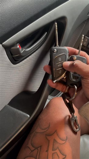 HYUNDAI ELANTRA 2013 ADDITIONAL REMOTE ✅blade key duplication ✅programmed new flip key remote Wag na hintayin mawala pa ang nag iisa mong susi para makaiwas sa malaking gastos😊 Inquire lang po kayo sa aming facebook page(Batangas-lipa locksmith services) or tumawag sa aming mobile number. 09277428485 You need Help about your Car 🔘 All lost key 🔘 Smart key 🔘 Key Programming 🔘 Lost programming 🔘 Key Fabrication 🔘 Car remote repair 🔘 Key shell 🔘 Remote case 🔘 Lock & key Repair 🔘 Key dupl