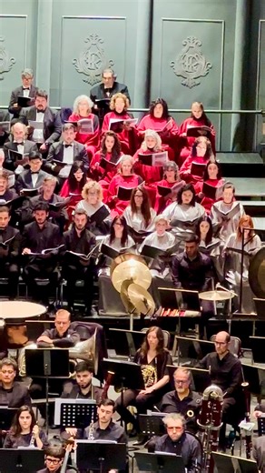 Bitácora Musical on Instagram: "El gran final de la sinfonía n° 2 de Gustav Mahler en el @teatrodellibertador Orquesta sinfónica de Córdoba: @osc_argentina Coro polifónico: @coropolifonicodecordoba Coro de cámara de la provincia: @corodecamaradecordoba Soprano: @lugonzalezsoprano Mezzosoprano: @mairin_rodriguez_mezzosoprano Dirección: @jongwhi"