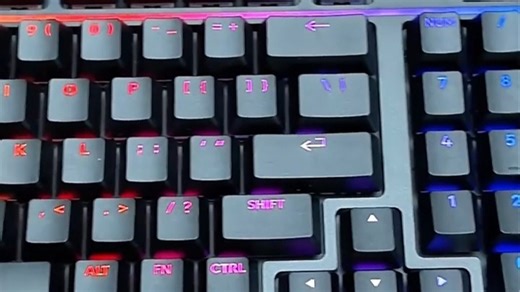 罗技机械键盘G815，按键清脆利落，打字游戏都流畅。办公室久用不累手，提升效率真安心。