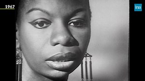 NE ME QUITTE PAS. Ce texte de Jacques Brel est un classique et qui ne s'en émeut pas encore ? En 1967, la talentueuse Nina Simone reprend "Ne me quitte pas" avec émotion puis c'est au tour de Ray Charles de s'approprier ce morceau en 1978, en anglais cette fois-ci. | INA