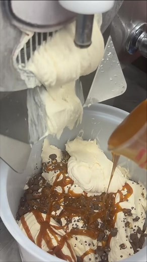New year, New flavor! SNIX will be your new go-to with it’s smooth peanut butter ice cream drizzled with smooth caramel ripple and crunchy chocolate covered peanuts! 🥜 🍫 🍦 #handelsyorbalinda #handelsicecream #handels #yorbalinda #yorbalindabuzz #anaheimhills #anaheimhillsbuzz #placentia #placentiabuzz #fullerton #besticecream #ocfoodies #ocicecream #orangecounty #orangecountyfood #icecreamlover #icecreamorangecounty #yelpoc #orangecountyeats #orangecountyfoodies #madefresh #homemade #handmade