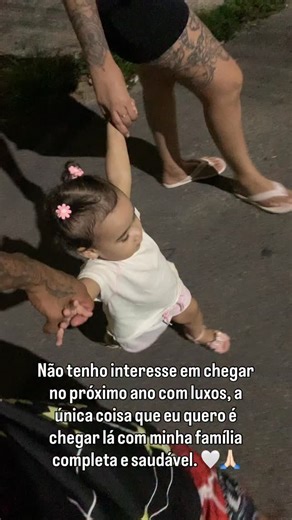 Alícia Sophia on Instagram: "Que 2026 seja abençoado 🤍🙏🏻 . . . . . #2026 #maternidade #mundorosa💕 #reels #ᴇxᴘʟᴏʀᴀʀ #familia"