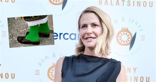 Tζένη Μπαλατσινού: Συνδύασε το ασύμμετρο σατέν φόρεμα με τα πιο ιδιαίτερα παραδοσιακά παπούτσια