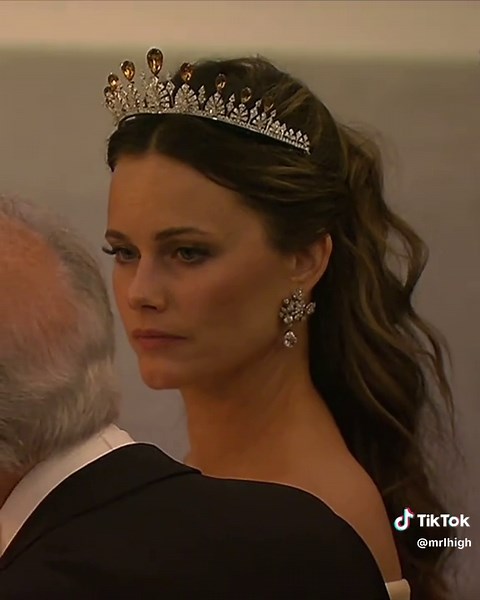 The versatile tiara of Her Royal Highness Princess Sofia of Sweden. 📸 SVT, NobelPrize.org #foryou #princesssofia #royal #swedishroyalfamily #princess #tiara