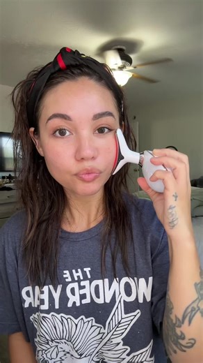 Vibrating light therapy facial device #lighttherapyskincare #facialdevice #vibratingfacemassage