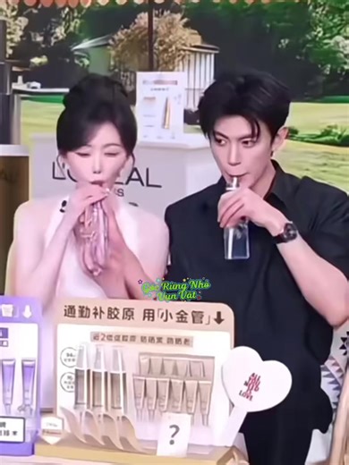 Ê ý là anh Khải vịn ống hút cho Nhi đúng không!?!? Hôm nay outfit em váy trắng anh outfit tây đen rồi hành động thì rất là đồng bộ nhau, đứa nào kêu t high 🍬 ảo tầm này t cũng kệ :)))) otp t cỡ nàyyyy #gocrungnhovunvat #dangkhai #khongtuyetnhi #fyp #viral