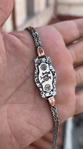 Venazia Jewelery on Instagram: "Eşlere Özel Harfli Gümüş Bileklik Modeli -Eşsiz modelimizin orta kısmına eşlerin baş harfleri işlenmiş olup yanlarına “ kişi sevdiği ile beraberdir ve kördügüm “ işlenmiştir -Eşsiz modelimizin Kulp kısmına eşlerin baş harfleri işlenmiş olup 925 ayar gümüşten üretilmiştir #gümüş #eşlereözel #bileklik #kördügüm #kişisevdiğiileberaberdir #gumusbileklik"