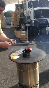 Frühstück vom Feuerhand Pyron am Petromax Stand - wir starten in den sonnigen Sonntag in Fulda! Breakfast from the #Feuerhand #Pyron at the #Petromax booth - let the sunny Sunday begin! #originalfeuerhand #petromaxgermany #gba #bbqchampionship | Petromax