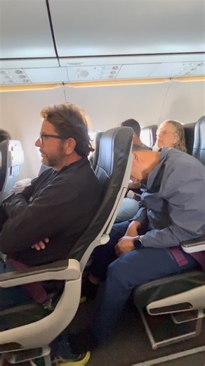 Gyzah Amui Barros Pereira on Instagram: "Na volta para o Brasil, o Branco sentindo toda hora um empurrão em seu banco … aí ele me chama para eu filmar .. e não teve jeito … tentamos de tudo … para acordar o Japa e nada … o bom q rendeu o belo vídeo super engraçado 😹"