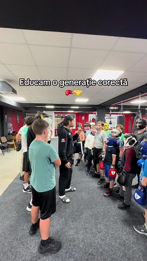 Antrenam si educam o generatie corecta♥️🥊 Tu ce sport practici?🙃#fy #for #foryou #foryoupage #padzimelya_boxingclub #boxing #moldova #dimawhite #boxingdrills