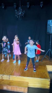 🎭 ¡Descubre el Talento de tu Niño con Nuestro Programa de Teatro Musical Integrado! 🎤✨ ¿Quieres que tu hijo brille en el escenario y desarrolle su creatividad? 🌟 Nuestras clases de Teatro Musical Integrado combinan: 🎶 Canto: Técnicas vocales y expresión musical. 💃 Baile: Movimiento, ritmo y coordinación. 🎭 Teatro: Actuación y presencia en el escenario. Nuestros objetivos: ✅ Fomentar la creatividad y la imaginación. ✅ Desarrollar la confianza y la autoestima. ✅ Potencializar el talento y la