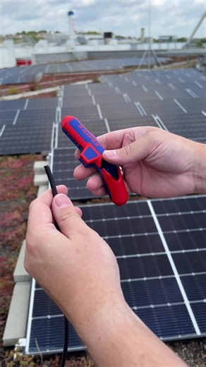 Stripping PV cables made easy – KNIPEX ErgoStrip® PV 16 95 03 SB! This stripping tool is made for installers and electricians who strip PV cables with 4 and 6 mm² every day. Thanks to the adjustable length stop (6–18 mm), you can set the ideal length for your application – e.g. for crimping MC4 connectors. But the ErgoStrip® PV can do even more: ✅ Stripping cables with 0.2 / 0.3 / 0.8 / 1.5 / 2.5 / 4 mm² – simply twist and pull ✅ Quick stripping of round, damp-proof, data, and coaxial cables ✅ L