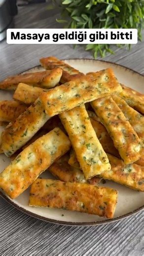 🍄🌼Enfes Tatlar 🌼🍄 on Instagram: "@ozgul.mutfakta Merhaba ♥️ Hallo zusammen Mayasız Peynirli pisi tarifi Malzemeler 1 adet yumurta 1 su b süt 1 su bardağı ufalanmıs beyaz peynir 1 tatlı k tuz 8-10 da maydonoz 1 paket kabartma tozu 2- 2,5 su b un Hazırlanısı. Uygun bir kap icerisine un haric tüm malzemeleri alıp karıstırıyoruz. Unu kontrollü bir şekilde ekleyerek yapısmayan yumusak bir hamur elde ediyoruz. Hamuru unlanmış tezgahın üzerinde merdane ile acalım. Acıp seritler halınde keselim. Kı