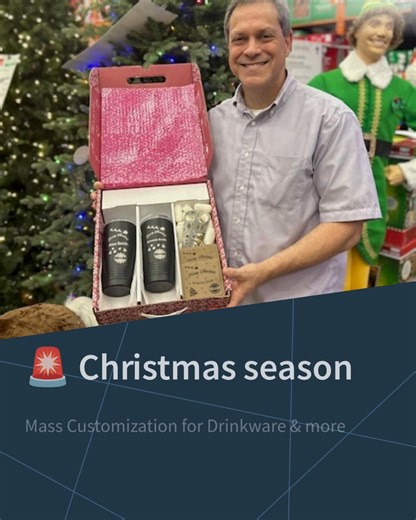 🥤 𝐌𝐚𝐬𝐬 𝐂𝐮𝐬𝐭𝐨𝐦𝐢𝐳𝐚𝐭𝐢𝐨𝐧 𝐟𝐨𝐫 𝐃𝐫𝐢𝐧𝐤𝐰𝐚𝐫𝐞 – 𝐉𝐮𝐬𝐭 𝐢𝐧 𝐓𝐢𝐦𝐞 𝐟𝐨𝐫 𝐭𝐡𝐞 𝐇𝐨𝐥𝐢𝐝𝐚𝐲 𝐒𝐞𝐚𝐬𝐨𝐧! In high-demand markets like the U.S., personalized bottles and tumblers are everywhere – from influencer merch to corporate gifts and retail shelves. 🎄 With the holiday season approaching, now is the perfect time to scale up your production of custom drinkware. 🚀 The custom SpeedMarker CO₂ 3D laser solution from Trotec Laser helps manufacturers and brands: 🔹Engr