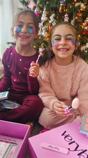 C h r y s a n t h i 🦉 on Instagram: "Τα κορίτσια ενθουσιάστηκαν με τα καινούργια τους Hello Kitty καλλυντικά από τη σειρά Very Bella της @giochipreziosihellas , τα παιχνίδια περιποίησης έγιναν ακόμη πιο μαγικά: από ρουζ,σκιές μέχρι σφουγγαράκι για το μπάνιο είναι ολα μαγικά! Τα Very Bella προϊόντα δεν είναι μόνο παιδικά οπότε μπορεί να τα δανειστει και η μαμά!!🤫 Είναι ασφαλή, παιχνιδιάρικα, γεμάτα χρώμα και φαντασία, και κάνουν την πρώτη επαφή με την ομορφιά διασκεδαστική για όλους! Και τώρα π